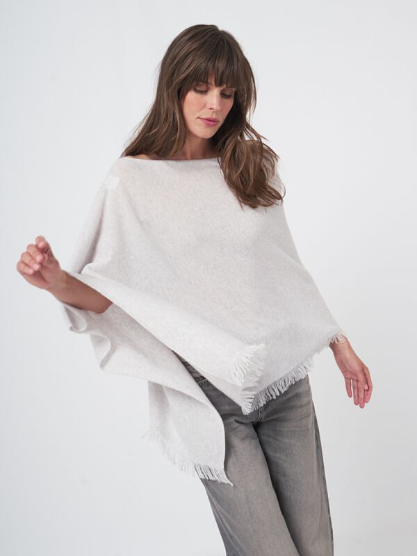 Fein gestrickter Poncho mit Fransen aus Bio-Kaschmir image number 0