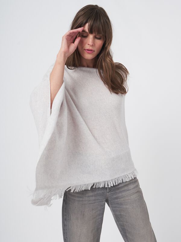 Fein gestrickter Poncho mit Fransen aus Bio-Kaschmir image number 4