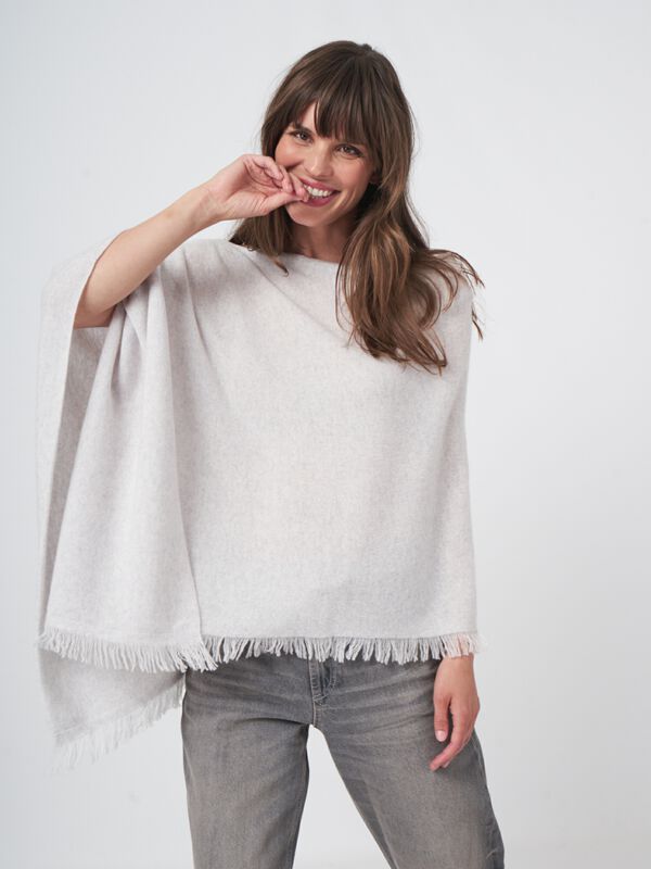 Fein gestrickter Poncho mit Fransen aus Bio-Kaschmir image number 2