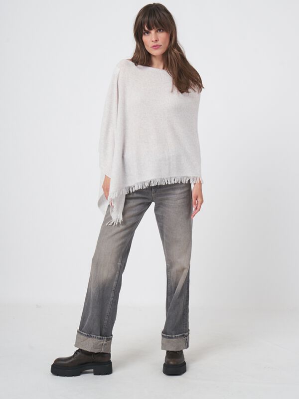 Fein gestrickter Poncho mit Fransen aus Bio-Kaschmir image number 3