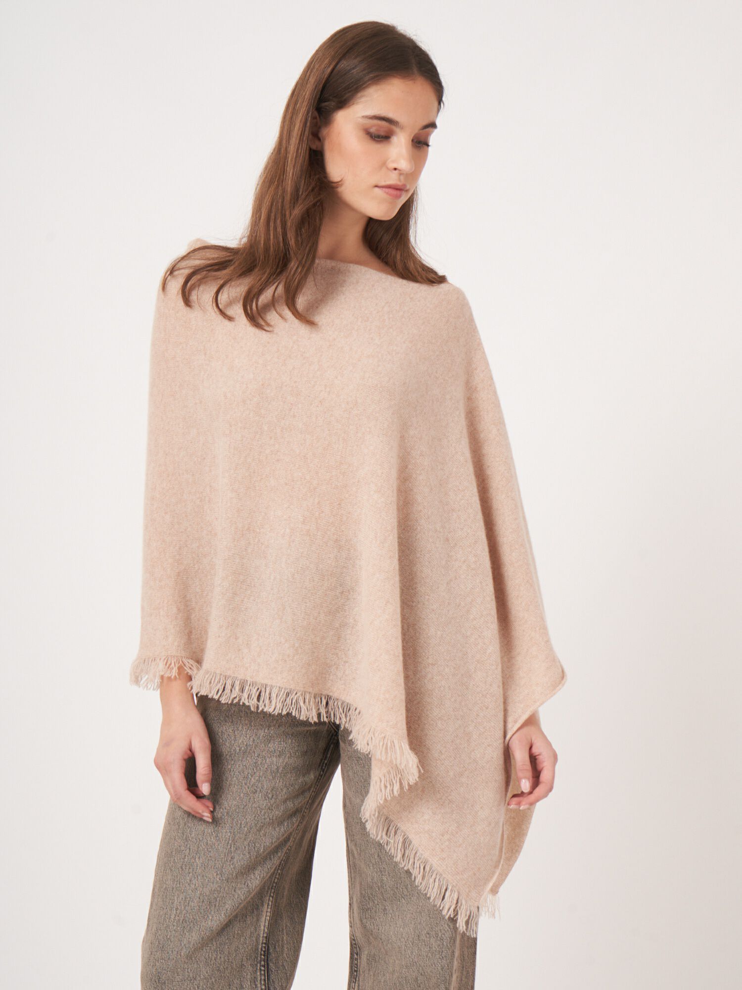 Organisch cashmere poncho met franjes