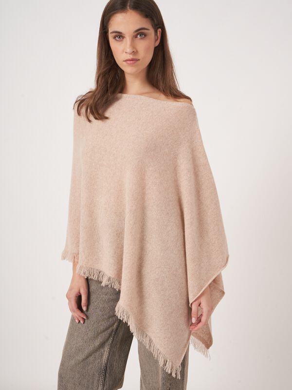 Fijngebreide poncho van organisch kasjmier met franjes image number 2