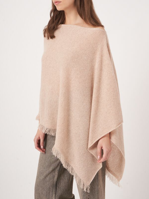 Fijngebreide poncho van organisch kasjmier met franjes image number 3