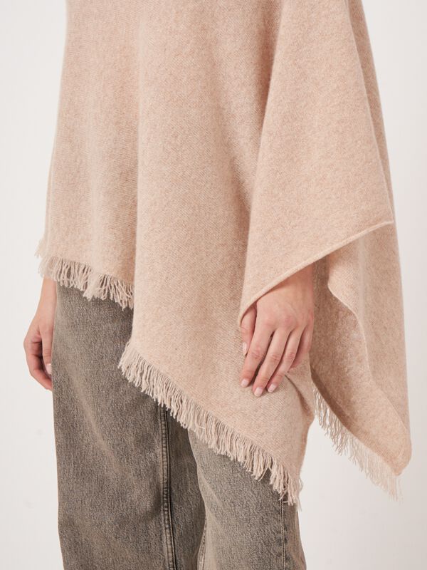 Fijngebreide poncho van organisch kasjmier met franjes image number 4