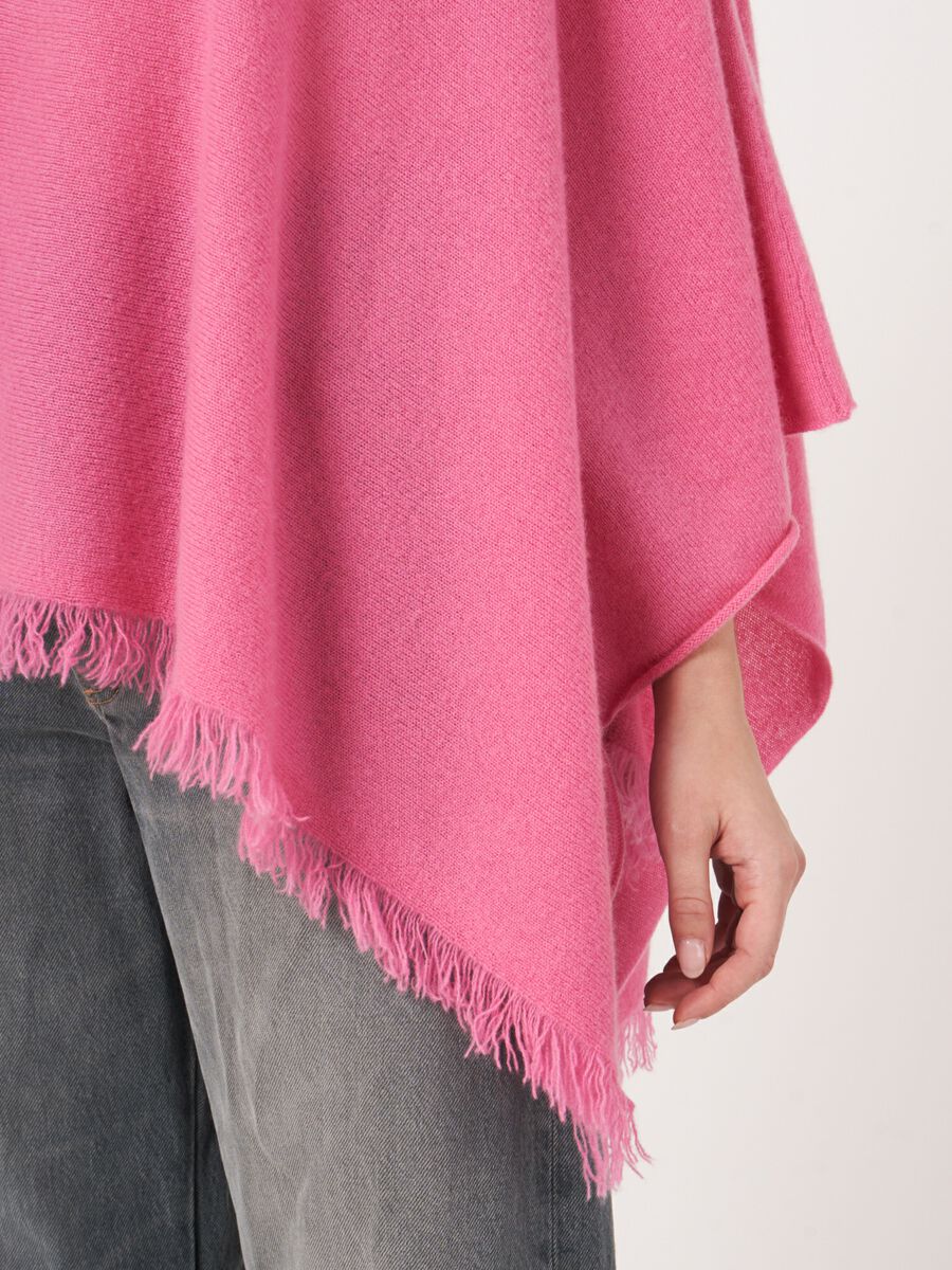 Fein gestrickter Poncho mit Fransen aus Bio-Kaschmir image number 48
