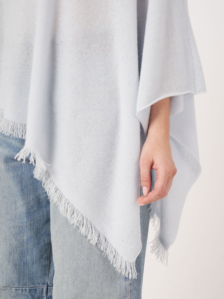 Fijngebreide poncho van organisch kasjmier met franjes image number 3