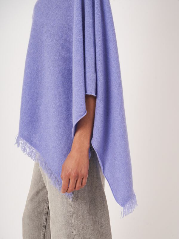Fijngebreide poncho van organisch kasjmier met franjes image number 1