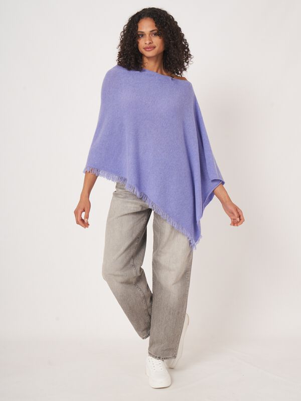 Fijngebreide poncho van organisch kasjmier met franjes image number 2