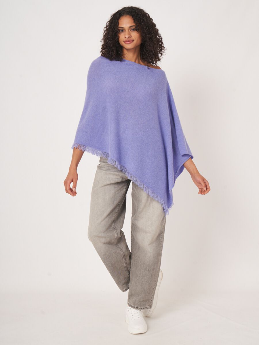 Fijngebreide poncho van organisch kasjmier met franjes image number 2