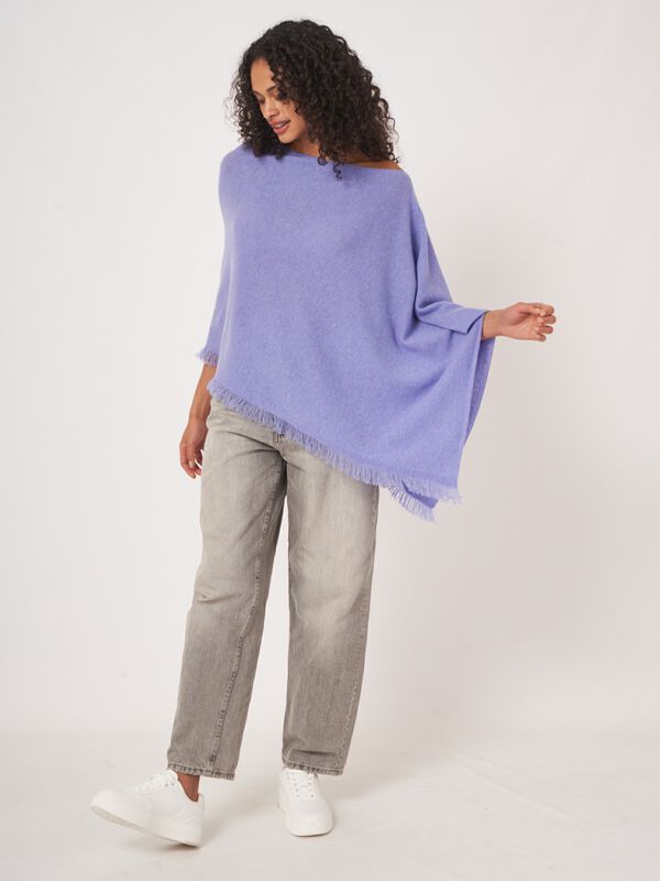 Fijngebreide poncho van organisch kasjmier met franjes image number 3