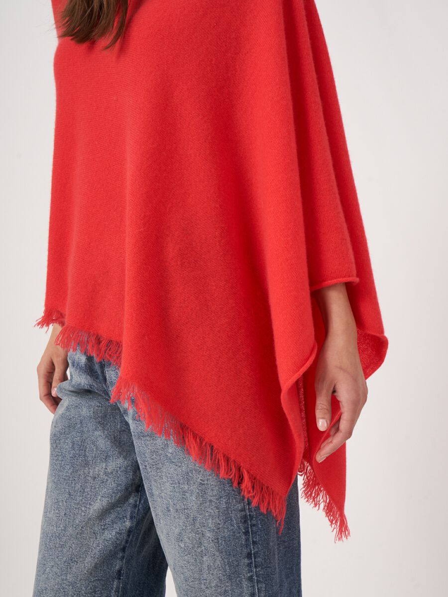 Fein gestrickter Poncho mit Fransen aus Bio-Kaschmir image number 60