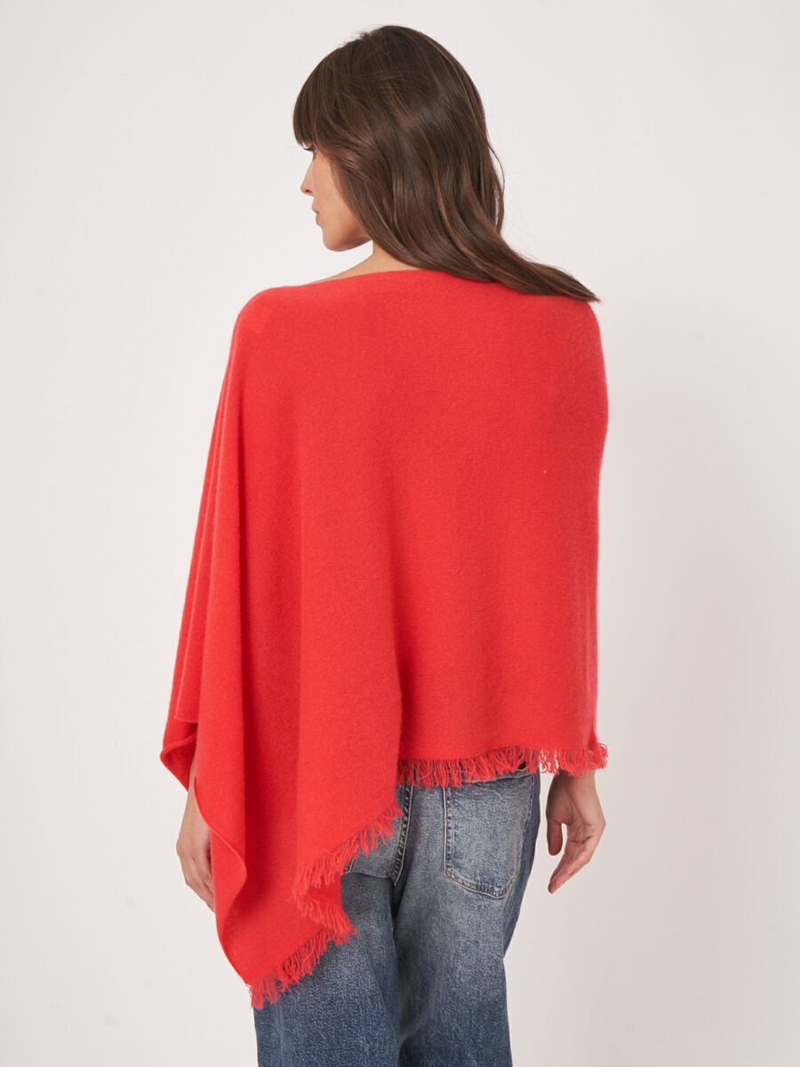 Fein gestrickter Poncho mit Fransen aus Bio-Kaschmir image number 61