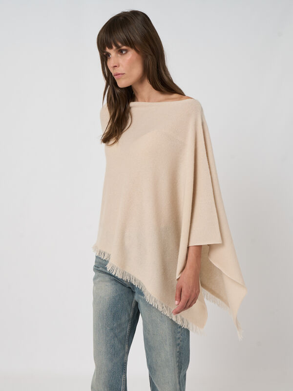 Fine-knit organic cashmere poncho with fringe image number 3