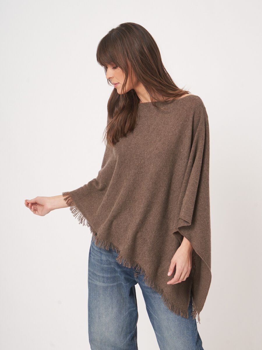 Fijngebreide poncho van organisch kasjmier met franjes image number 1