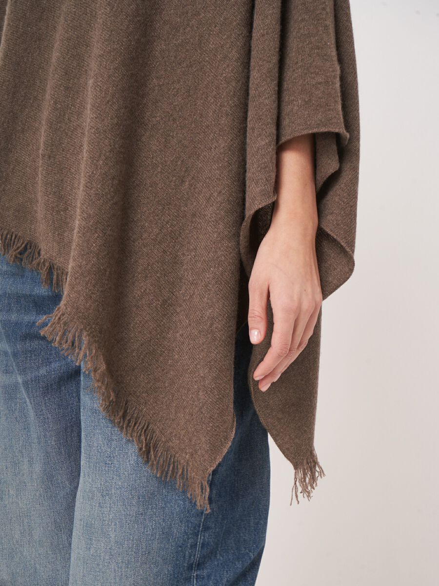 Fijngebreide poncho van organisch kasjmier met franjes image number 3