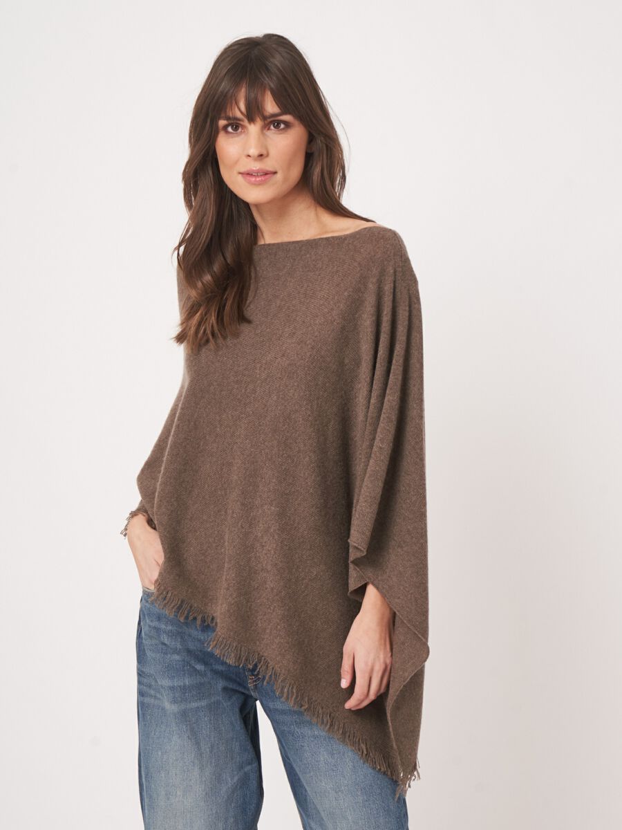 Fijngebreide poncho van organisch kasjmier met franjes image number 4