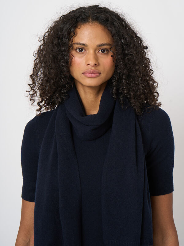 Organic cashmere fine-knit scarf image number 2