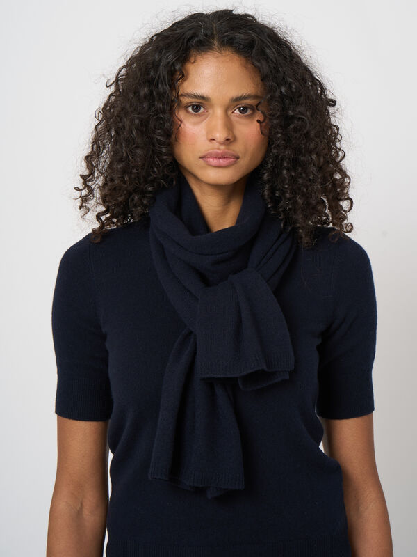 Organic cashmere fine-knit scarf image number 3