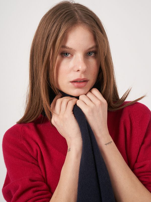 Fine knit organic cashmere scarf image number 3