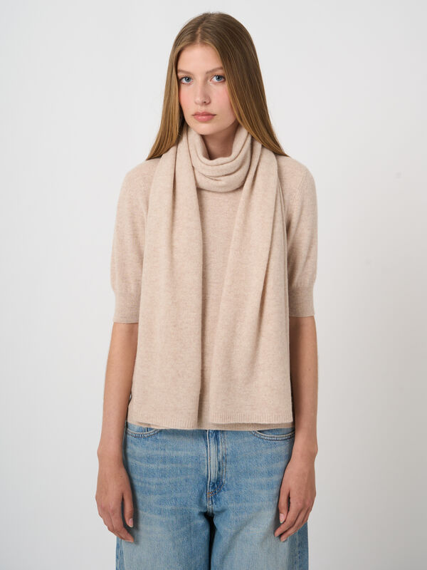Fine-Knit Cashmere Scarf with Ribbed Edges image number 1