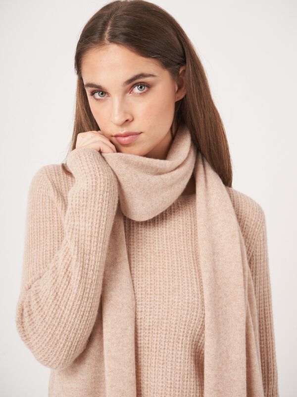 Organic cashmere fine-knit scarf image number 2