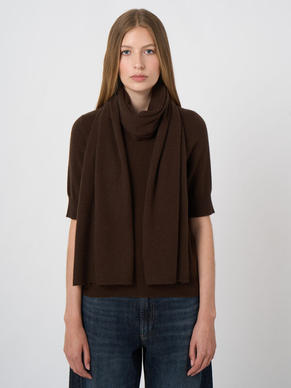 Fine-Knit Cashmere Scarf with Ribbed Edges image number 1