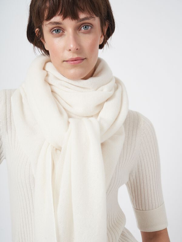 Luxe driehoekige sjaal van organisch kasjmier image number 1