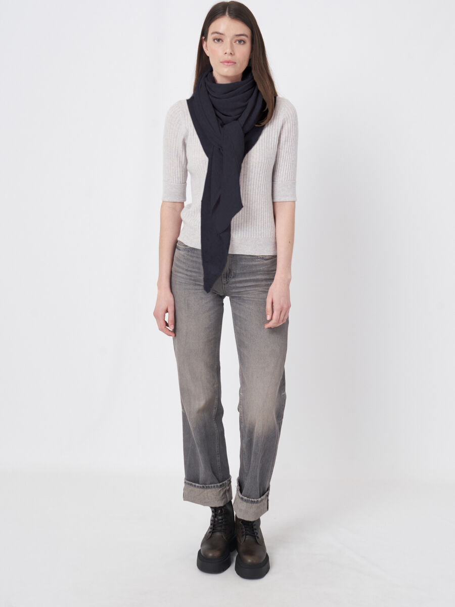 Luxe driehoekige sjaal van organisch kasjmier image number 3