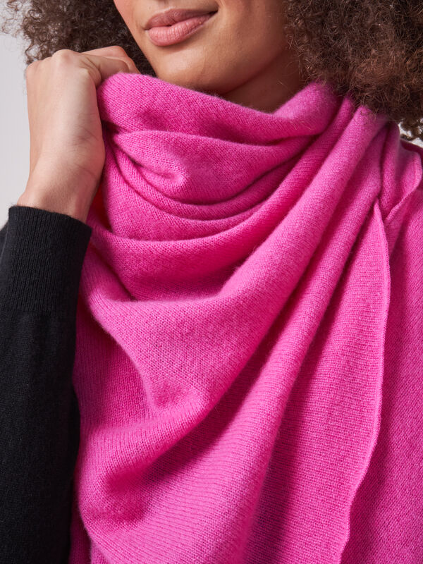 Fine knit organic cashmere triangular scarf image number 114