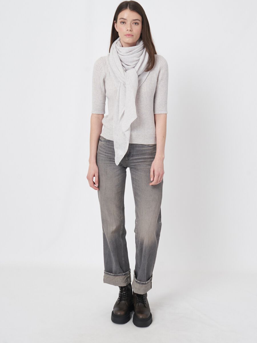 Luxe driehoekige sjaal van organisch kasjmier image number 2
