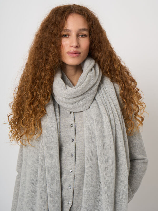 Oversized loose-knit organic cashmere scarf image number 0