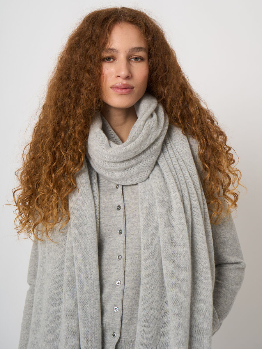 Oversized loose-knit organic cashmere scarf image number 0