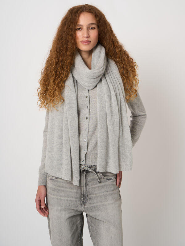 Oversized loose-knit organic cashmere scarf image number 2
