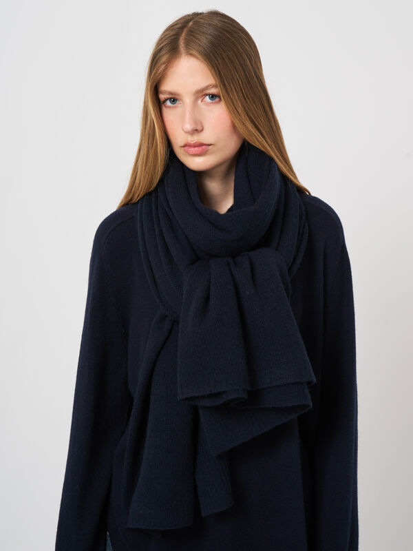 Oversized loose-knit organic cashmere scarf image number 0