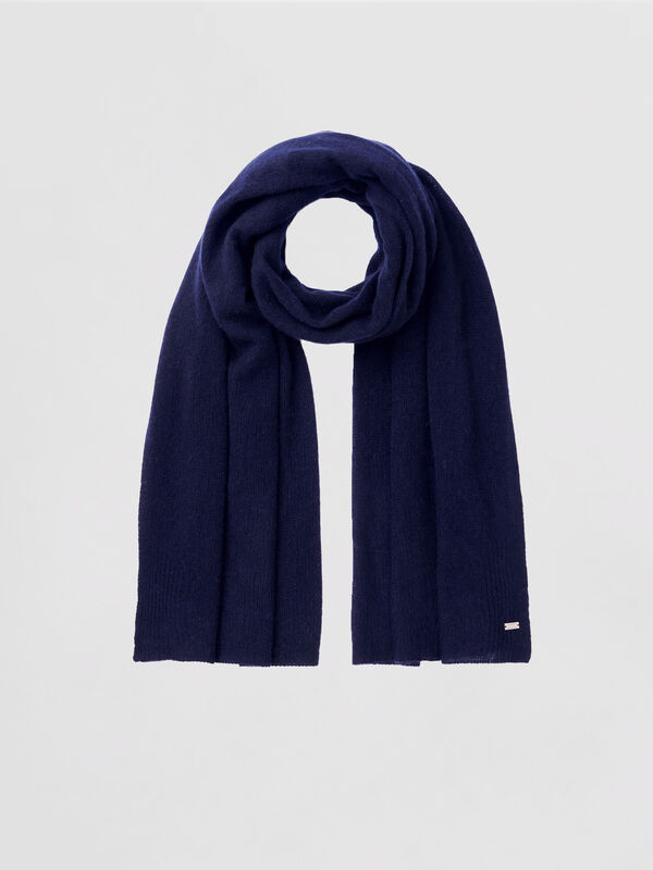 Oversized loose-knit organic cashmere scarf image number 3