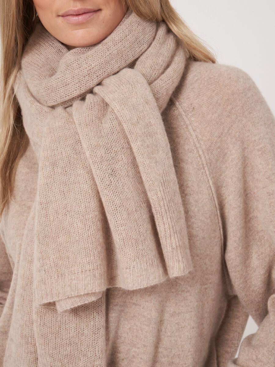 Loose knit organic cashmere scarf with rib details image number 95