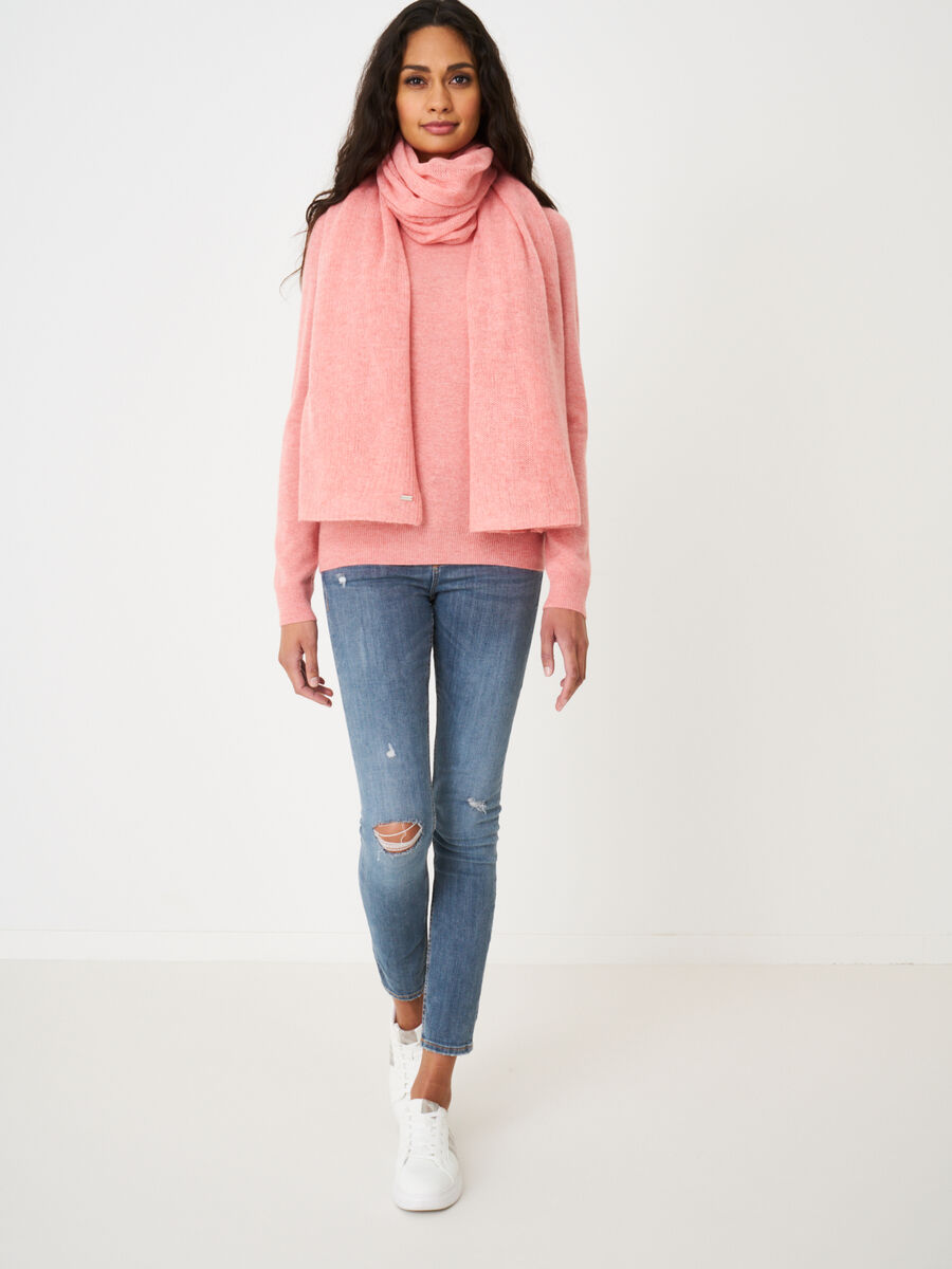 Loose knit organic cashmere scarf with rib details image number 174