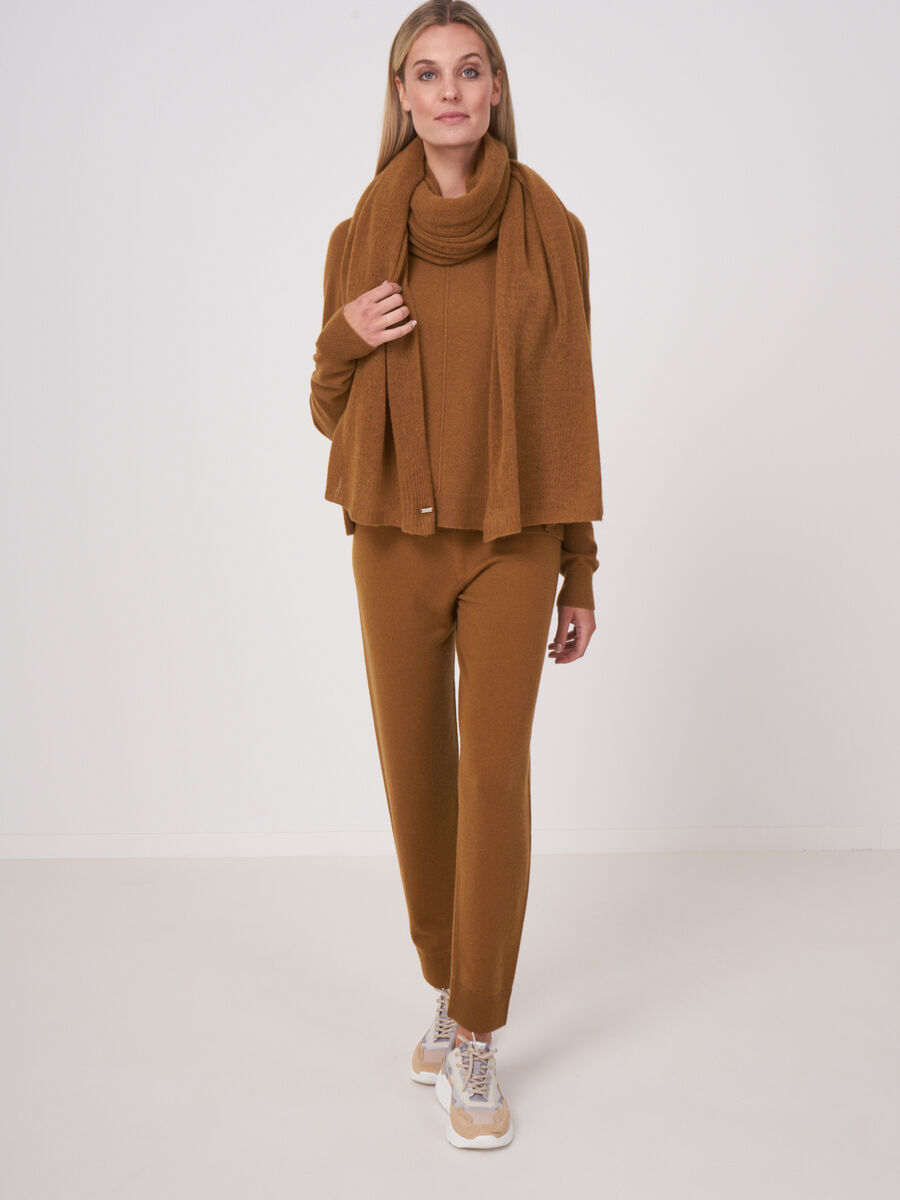 Loose knit organic cashmere scarf with rib details image number 186