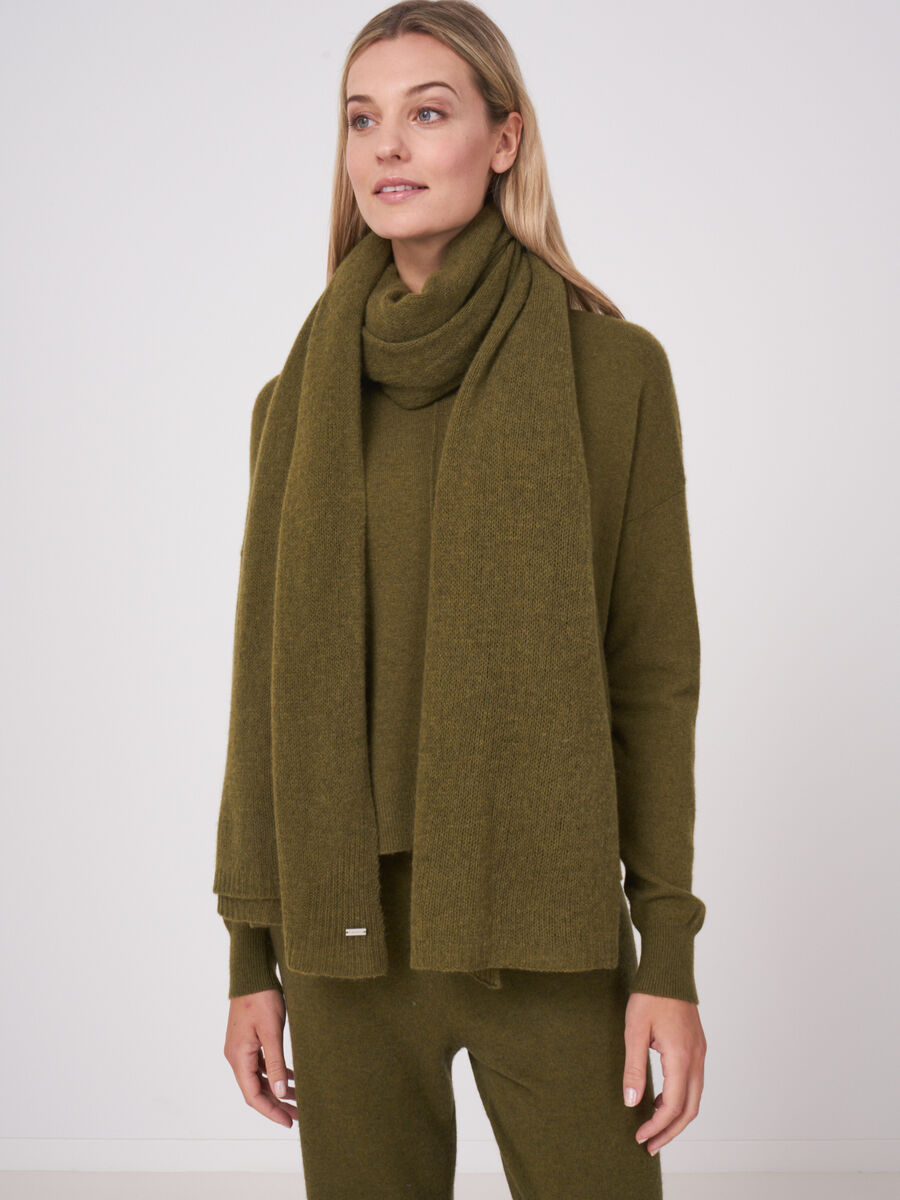 Loose knit organic cashmere scarf with rib details image number 187