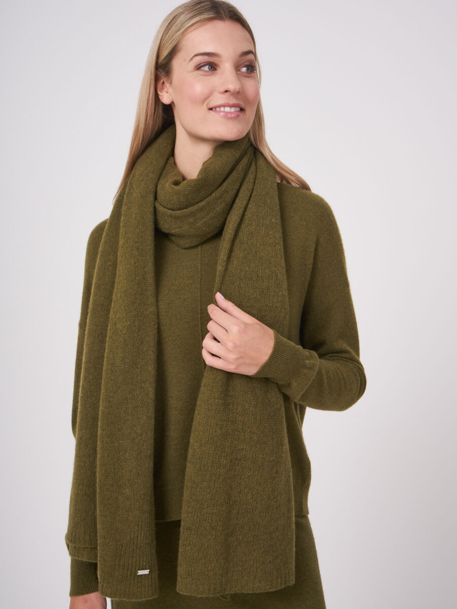 Loose knit organic cashmere scarf with rib details image number 188