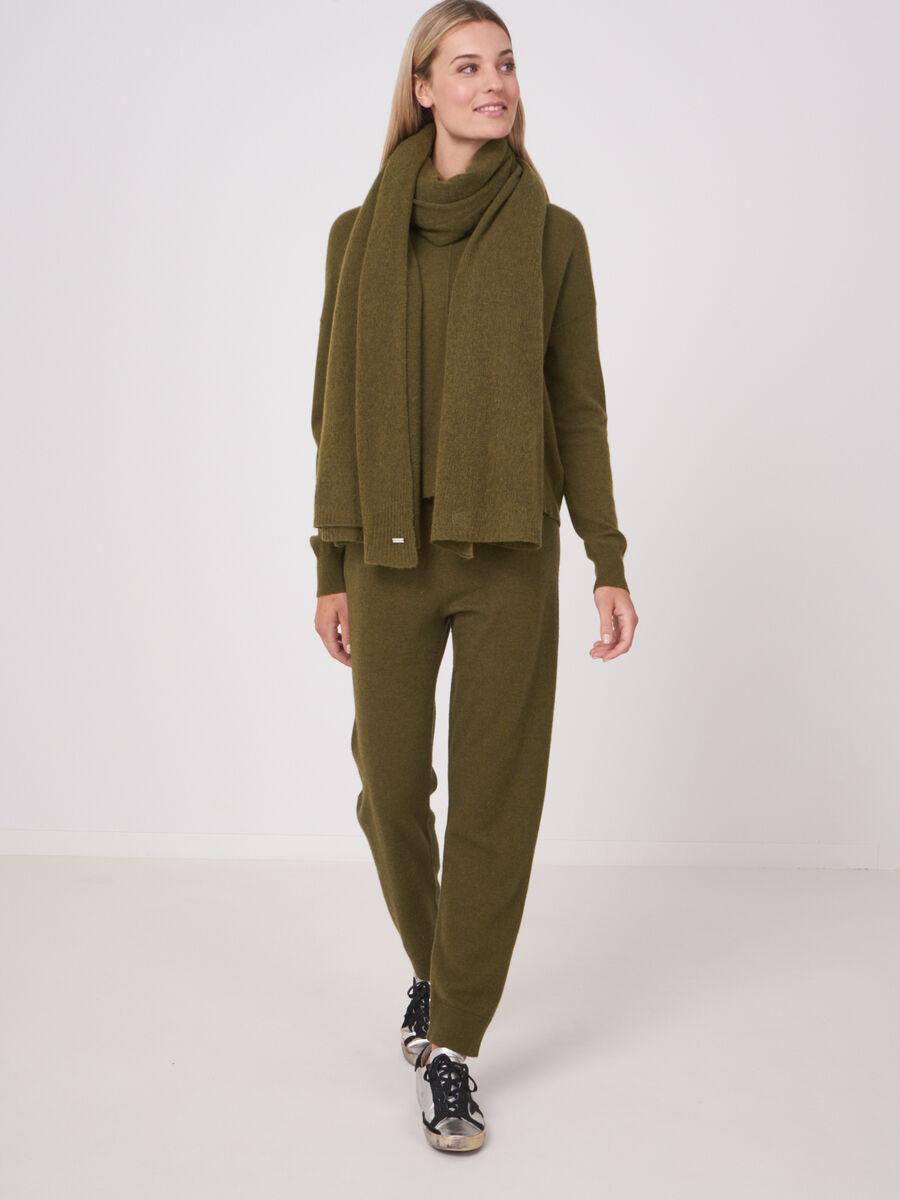 Loose knit organic cashmere scarf with rib details image number 190