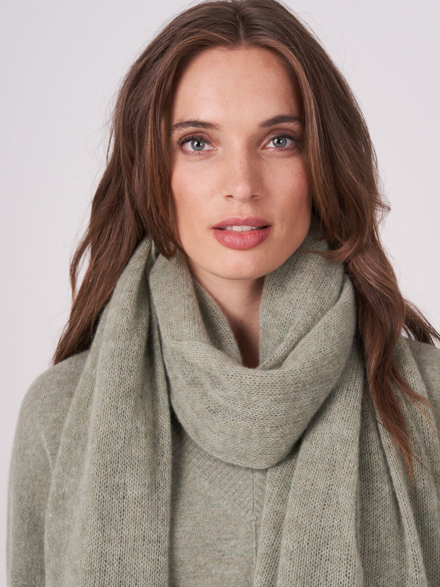 Loose knit organic cashmere scarf with rib details image number 192