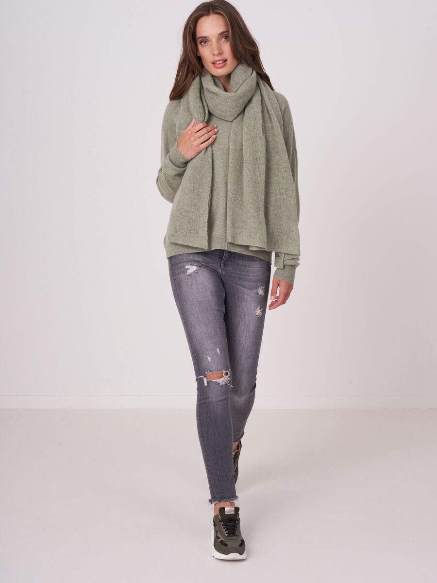 Loose knit organic cashmere scarf with rib details image number 194