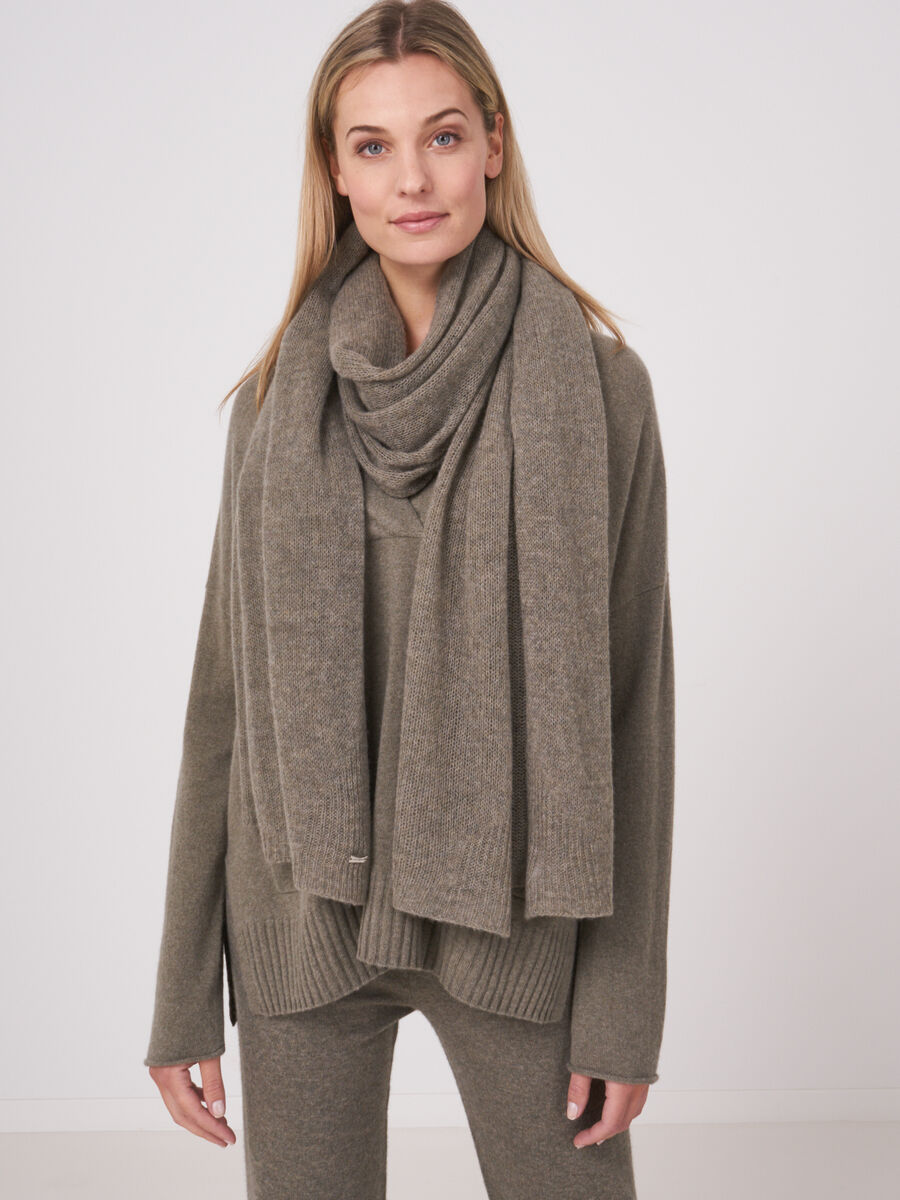 Loose knit organic cashmere scarf with rib details image number 207