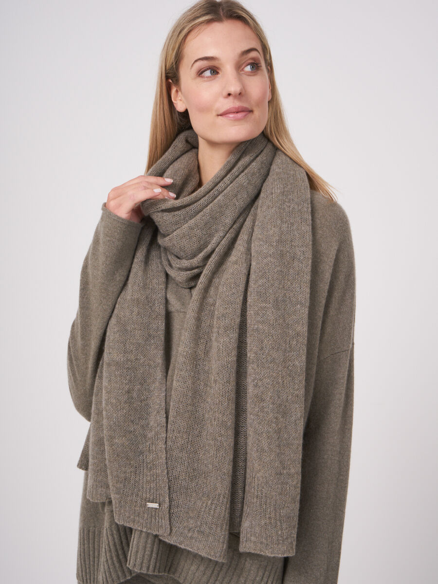 Loose knit organic cashmere scarf with rib details image number 208