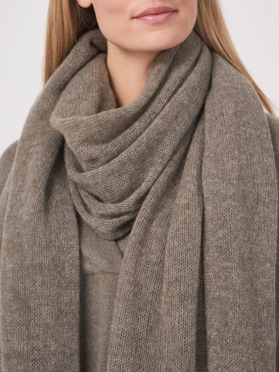 Loose knit organic cashmere scarf with rib details image number 209