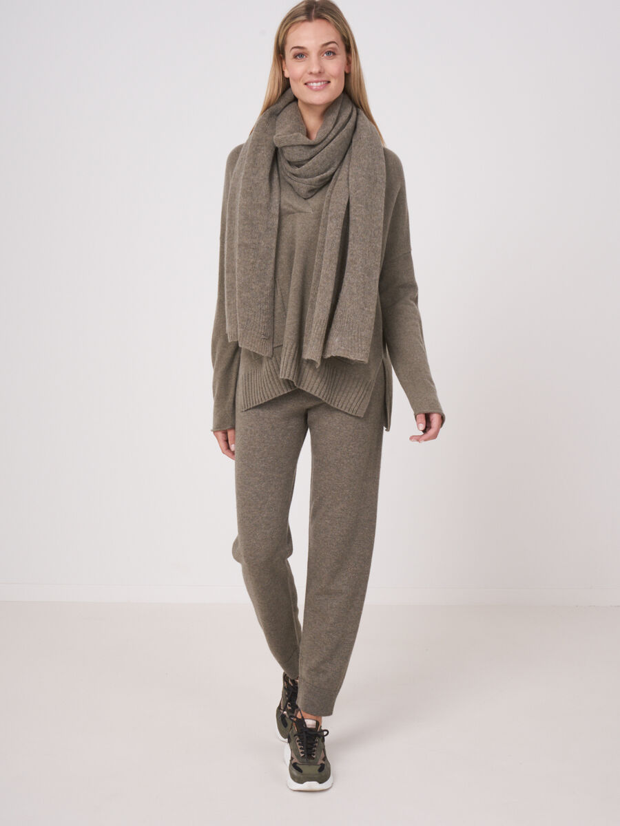 Loose knit organic cashmere scarf with rib details image number 210