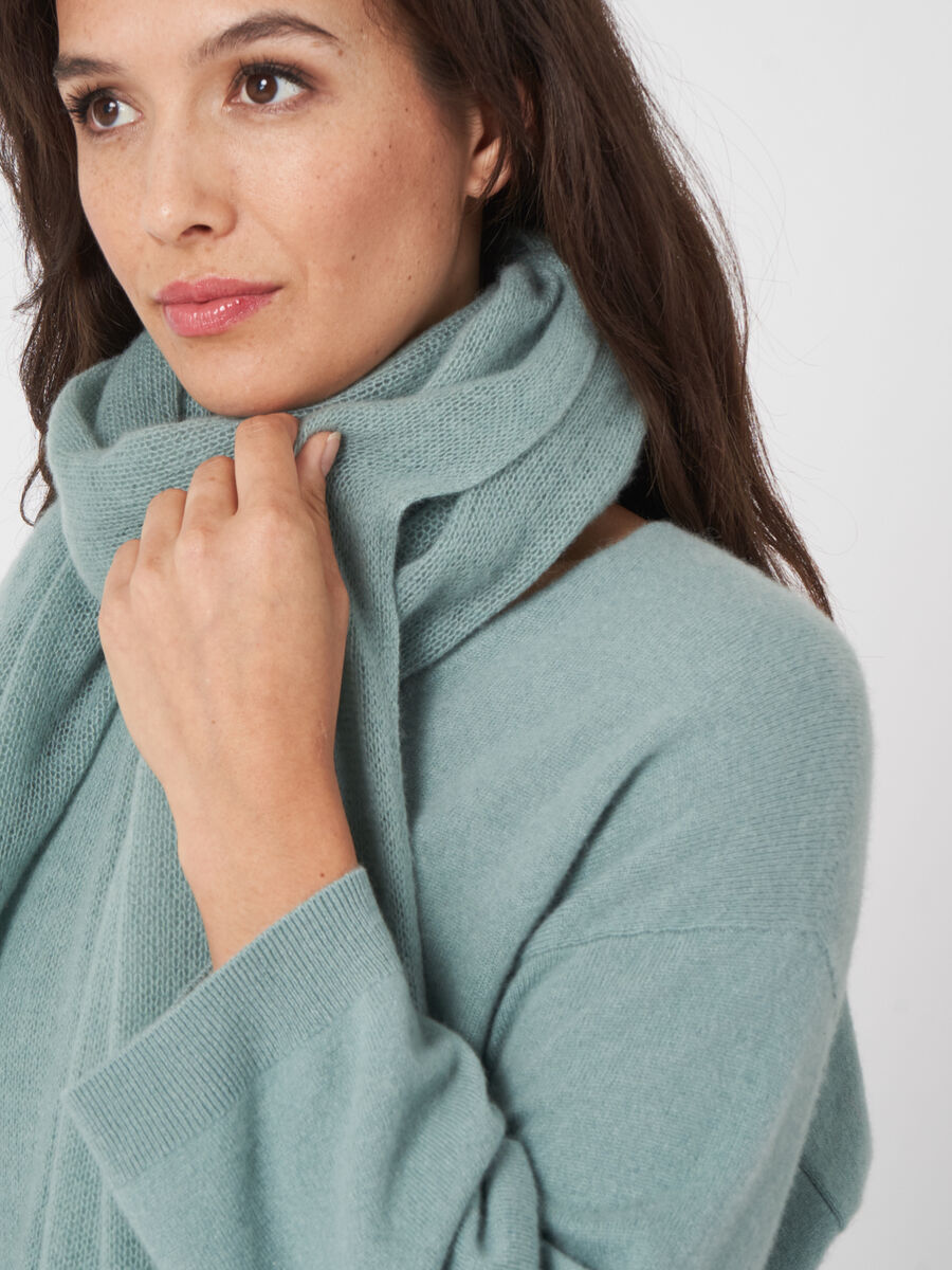 Loose knit organic cashmere scarf with rib details image number 237