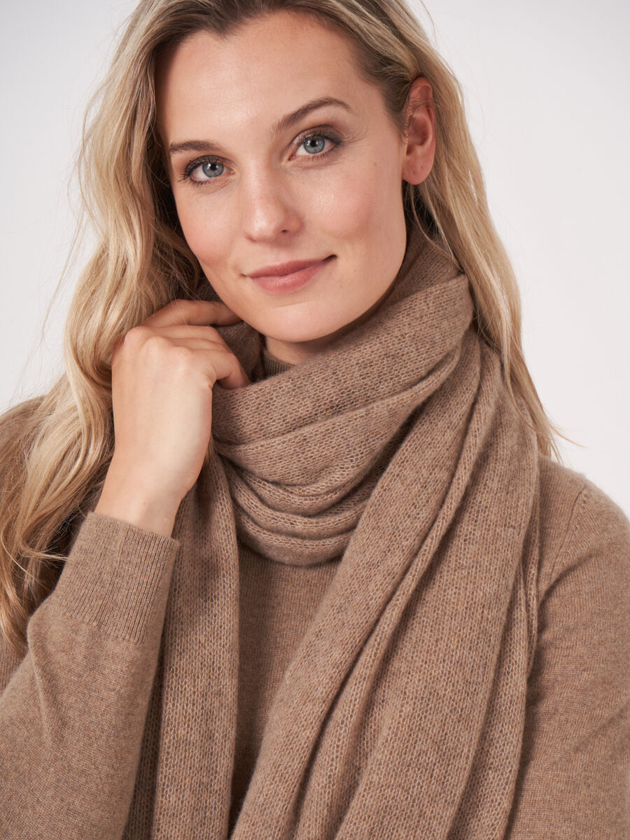 Loose knit organic cashmere scarf with rib details image number 246