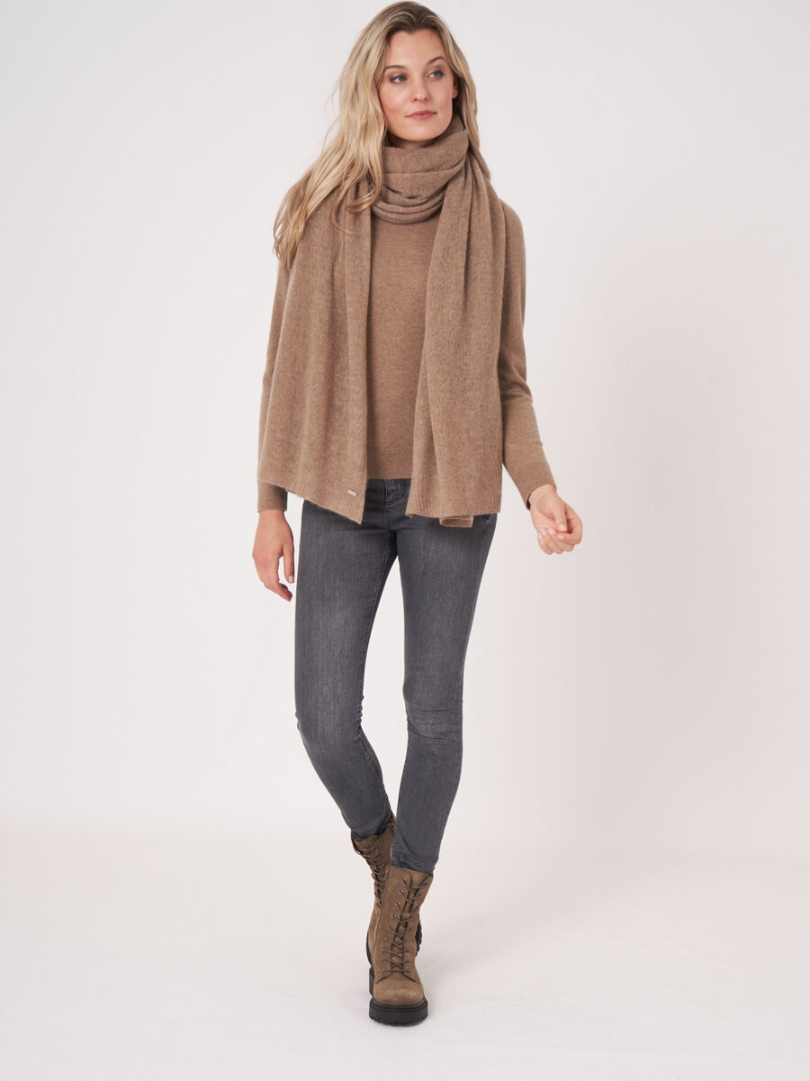 Loose knit organic cashmere scarf with rib details image number 248